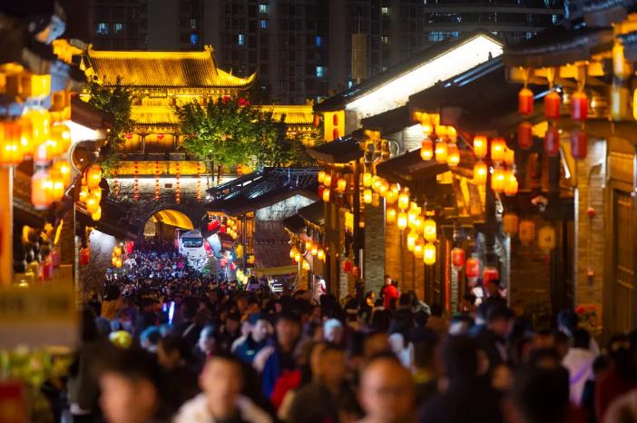夜幕下的建昌古城热闹非凡.png
